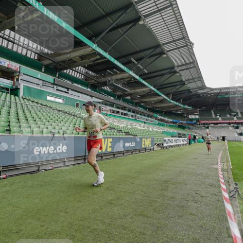 05.10.2025 - 20. swb-Marathon Bremen Michael Burmester http://msf.ph/oto/9227886 05.10.2025 12:22:41 Laufen im Stadion 4, 16, 456, 1024, 1351, 2138 meine-sportfotos.de