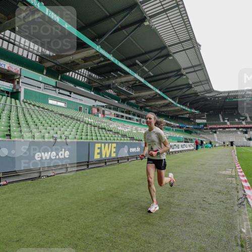 05.10.2025 - 20. swb-Marathon Bremen Michael Burmester http://msf.ph/oto/9227892 05.10.2025 12:22:45 Laufen im Stadion 4, 16, 351, 456, 1024, 1143, 1351, 2138 meine-sportfotos.de
