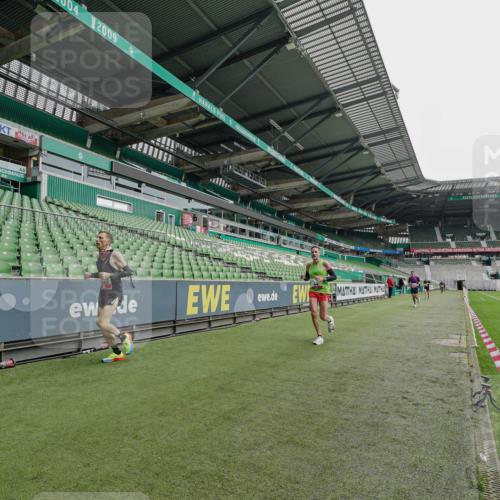 05.10.2025 - 20. swb-Marathon Bremen Michael Burmester http://msf.ph/oto/9227901 05.10.2025 12:23:16 Laufen im Stadion 4, 16, 44, 291, 351, 456, 681, 1143, 1351, 1363, 2138 meine-sportfotos.de