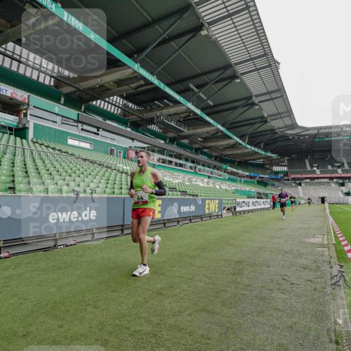 05.10.2025 - 20. swb-Marathon Bremen Michael Burmester http://msf.ph/oto/9227908 05.10.2025 12:23:18 Laufen im Stadion 4, 16, 44, 291, 351, 456, 681, 1117, 1143, 1351, 1363, 2138 meine-sportfotos.de