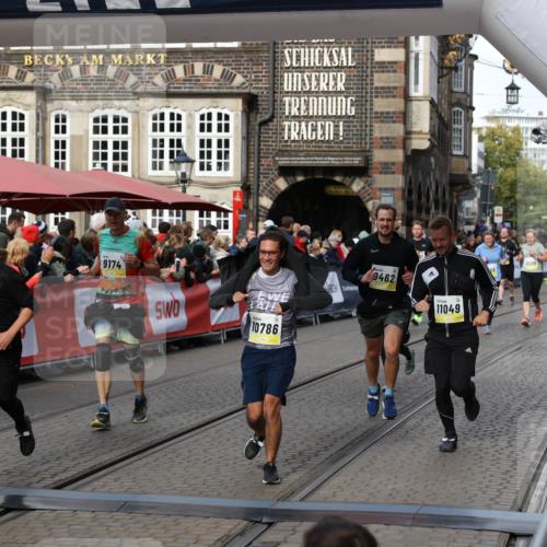 05.10.2025 - 20. swb-Marathon Bremen Yannick Fuchs http://msf.ph/oto/9227911 05.10.2025 10:58:25 Ziel 7077, 9174, 9330, 9462, 9952, 10368, 10786, 11049, 11184, 11495, 11562, 11724 meine-sportfotos.de