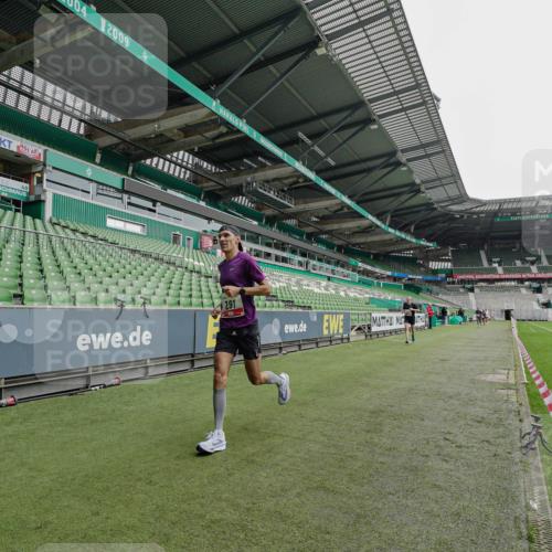 05.10.2025 - 20. swb-Marathon Bremen Michael Burmester http://msf.ph/oto/9227912 05.10.2025 12:23:22 Laufen im Stadion 4, 16, 44, 291, 351, 456, 681, 1117, 1143, 1351, 1363, 2138 meine-sportfotos.de
