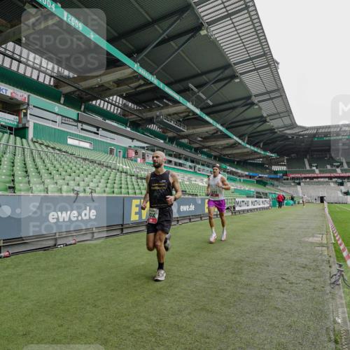 05.10.2025 - 20. swb-Marathon Bremen Michael Burmester http://msf.ph/oto/9227931 05.10.2025 12:23:35 Laufen im Stadion 44, 291, 351, 681, 691, 1117, 1143, 1363, 1587, 1714, 4, 16, 456, 1351, 2138 meine-sportfotos.de
