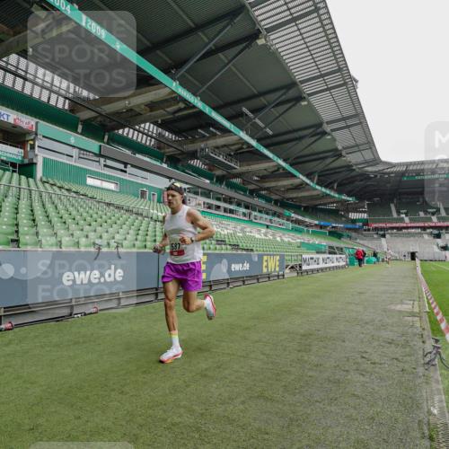 05.10.2025 - 20. swb-Marathon Bremen Michael Burmester http://msf.ph/oto/9227939 05.10.2025 12:23:36 Laufen im Stadion 44, 291, 351, 681, 691, 1117, 1143, 1363, 1587, 1714, 4, 16, 456, 1351, 2138 meine-sportfotos.de