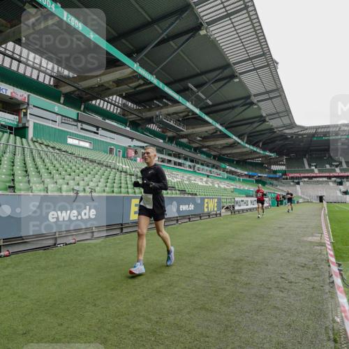 05.10.2025 - 20. swb-Marathon Bremen Michael Burmester http://msf.ph/oto/9227953 05.10.2025 12:24:04 Laufen im Stadion 44, 291, 467, 583, 681, 691, 1117, 1459, 1587, 1714, 351, 1143, 1363 meine-sportfotos.de