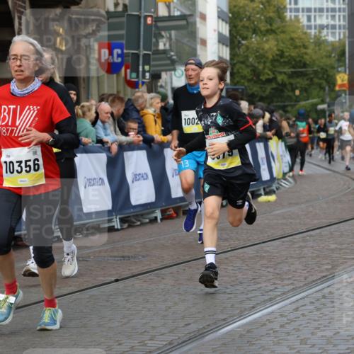 05.10.2025 - 20. swb-Marathon Bremen Strokosch-Dieckow http://msf.ph/oto/9227969 05.10.2025 10:50:14 Ziel 9579, 9645, 9689, 10022, 10356, 10400, 10443, 10923 meine-sportfotos.de