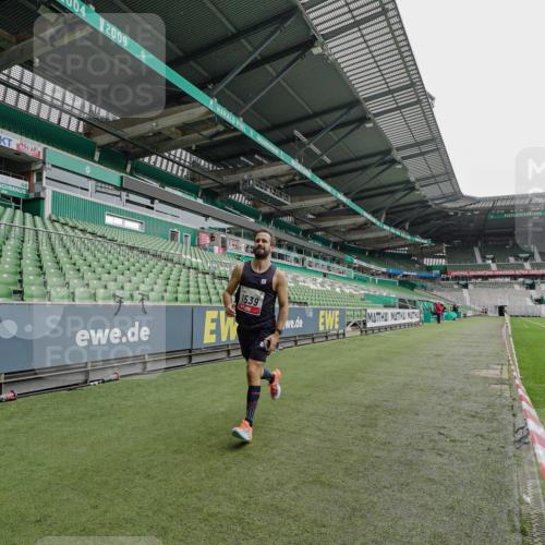 05.10.2025 - 20. swb-Marathon Bremen Michael Burmester http://msf.ph/oto/9227970 05.10.2025 12:24:37 Laufen im Stadion 467, 583, 1459, 1539, 691, 1117, 1587, 1714 meine-sportfotos.de