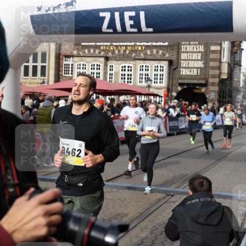 05.10.2025 - 20. swb-Marathon Bremen Yannick Fuchs http://msf.ph/oto/9227989 05.10.2025 10:58:27 Ziel 7077, 9174, 9462, 9608, 9952, 10084, 10368, 10586, 10786, 11049, 11184, 11495, 11562, 11724 meine-sportfotos.de
