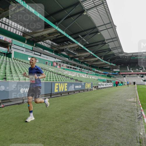 05.10.2025 - 20. swb-Marathon Bremen Michael Burmester http://msf.ph/oto/9227990 05.10.2025 12:25:03 Laufen im Stadion 1162, 1289, 1539, 1921, 467, 583, 1459 meine-sportfotos.de