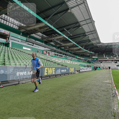 05.10.2025 - 20. swb-Marathon Bremen Michael Burmester http://msf.ph/oto/9227995 05.10.2025 12:25:13 Laufen im Stadion 364, 1162, 1289, 1539, 1921, 467, 583 meine-sportfotos.de