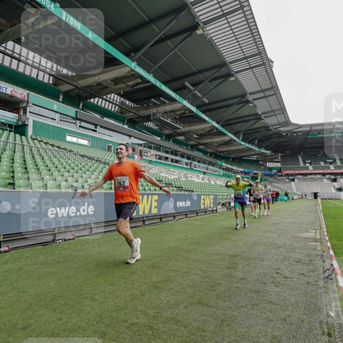 05.10.2025 - 20. swb-Marathon Bremen Michael Burmester http://msf.ph/oto/9228010 05.10.2025 12:25:28 Laufen im Stadion 153, 263, 364, 438, 559, 1068, 1077, 1162, 1289, 1921, 1539 meine-sportfotos.de