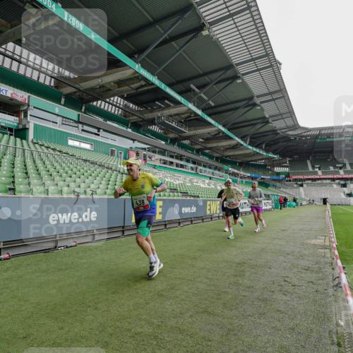 05.10.2025 - 20. swb-Marathon Bremen Michael Burmester http://msf.ph/oto/9228017 05.10.2025 12:25:30 Laufen im Stadion 153, 263, 364, 438, 559, 1068, 1077, 1162, 1289, 1921, 1539 meine-sportfotos.de