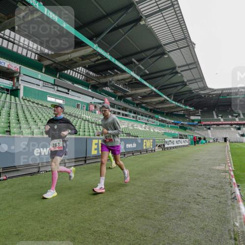 05.10.2025 - 20. swb-Marathon Bremen Michael Burmester http://msf.ph/oto/9228030 05.10.2025 12:25:32 Laufen im Stadion 153, 263, 364, 438, 559, 1068, 1077, 1162, 1289, 1921, 1539 meine-sportfotos.de