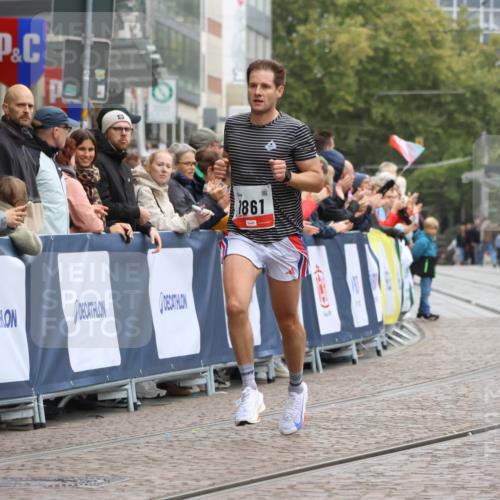 05.10.2025 - 20. swb-Marathon Bremen Strokosch-Dieckow http://msf.ph/oto/9228049 05.10.2025 12:25:48 Ziel 535, 1861 meine-sportfotos.de