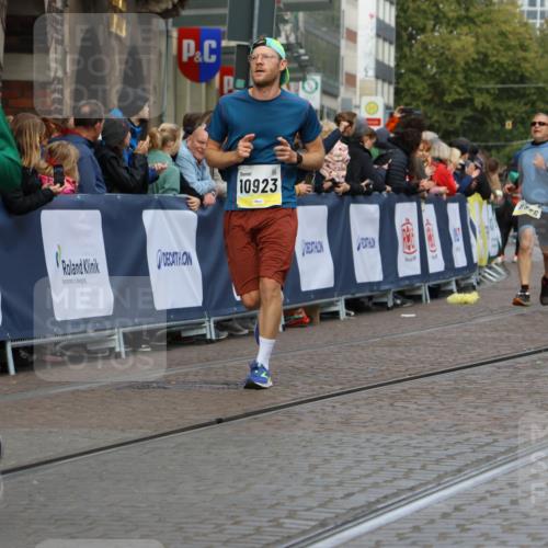05.10.2025 - 20. swb-Marathon Bremen Strokosch-Dieckow http://msf.ph/oto/9228052 05.10.2025 10:50:19 Ziel 8866, 9740, 10022, 10443, 10537, 10923, 11022, 11254, 11298, 11460, 11531, 11740 meine-sportfotos.de
