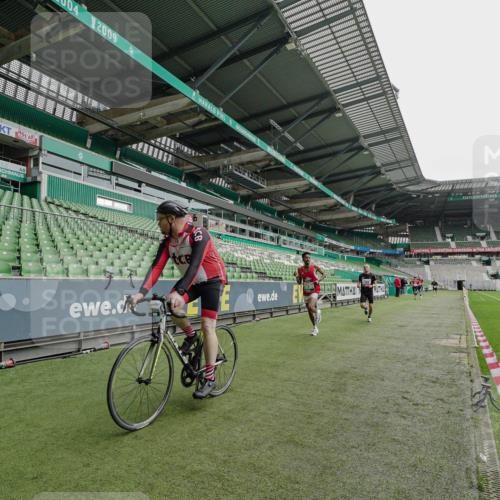 05.10.2025 - 20. swb-Marathon Bremen Michael Burmester http://msf.ph/oto/9228057 05.10.2025 12:26:00 Laufen im Stadion 5, 7, 153, 263, 364, 438, 559, 765, 923, 1068, 1077, 1155, 1289, 1618, 1643, 1162, 1289, 1921 meine-sportfotos.de