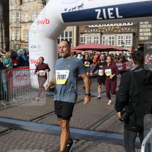 05.10.2025 - 20. swb-Marathon Bremen Yannick Fuchs http://msf.ph/oto/9228062 05.10.2025 10:58:35 Ziel 9433, 9608, 9820, 10055, 10084, 10408, 10586, 11181, 11184, 11291, 11495, 11591, 11700 meine-sportfotos.de