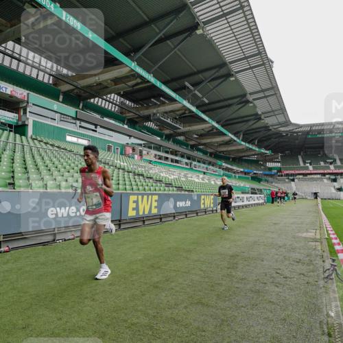 05.10.2025 - 20. swb-Marathon Bremen Michael Burmester http://msf.ph/oto/9228064 05.10.2025 12:26:01 Laufen im Stadion 5, 7, 153, 263, 364, 438, 559, 765, 923, 1068, 1077, 1155, 1618, 1643, 1162, 1289, 1921 meine-sportfotos.de