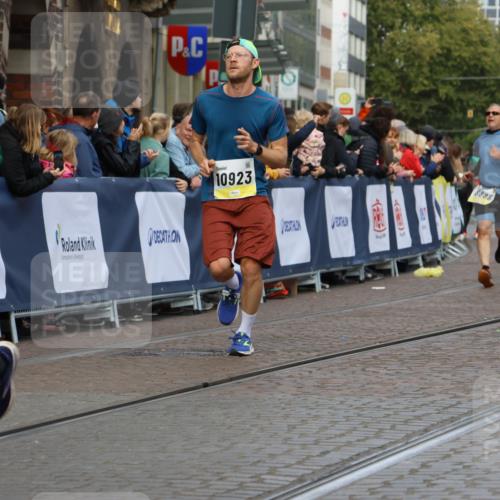 05.10.2025 - 20. swb-Marathon Bremen Strokosch-Dieckow http://msf.ph/oto/9228067 05.10.2025 10:50:19 Ziel 8866, 9740, 10022, 10443, 10537, 10923, 11022, 11254, 11298, 11460, 11531, 11740 meine-sportfotos.de