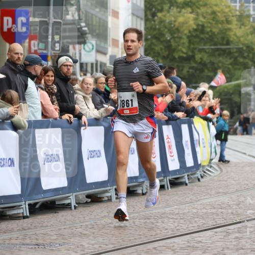 05.10.2025 - 20. swb-Marathon Bremen Strokosch-Dieckow http://msf.ph/oto/9228069 05.10.2025 12:25:48 Ziel 535, 1861 meine-sportfotos.de