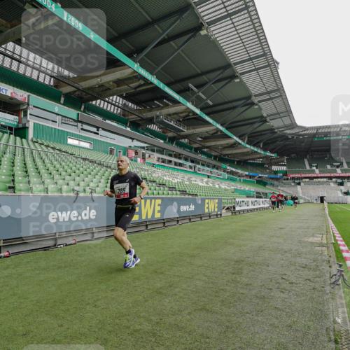 05.10.2025 - 20. swb-Marathon Bremen Michael Burmester http://msf.ph/oto/9228073 05.10.2025 12:26:02 Laufen im Stadion 5, 7, 153, 263, 364, 438, 559, 765, 923, 1068, 1077, 1155, 1618, 1643, 1162, 1289, 1921 meine-sportfotos.de