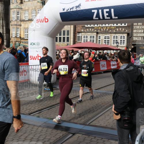 05.10.2025 - 20. swb-Marathon Bremen Yannick Fuchs http://msf.ph/oto/9228078 05.10.2025 10:58:36 Ziel 9433, 9608, 9820, 10055, 10084, 10261, 10408, 10586, 10988, 11181, 11291, 11591, 11700 meine-sportfotos.de