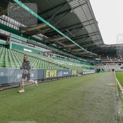 05.10.2025 - 20. swb-Marathon Bremen Michael Burmester http://msf.ph/oto/9228090 05.10.2025 12:26:12 Laufen im Stadion 5, 7, 153, 263, 438, 559, 765, 923, 1068, 1077, 1155, 1618, 1643, 364, 1289 meine-sportfotos.de
