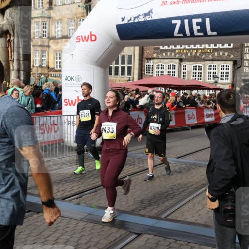 05.10.2025 - 20. swb-Marathon Bremen Yannick Fuchs http://msf.ph/oto/9228091 05.10.2025 10:58:36 Ziel 9433, 9608, 9820, 10055, 10084, 10261, 10408, 10586, 10988, 11181, 11291, 11591, 11700 meine-sportfotos.de