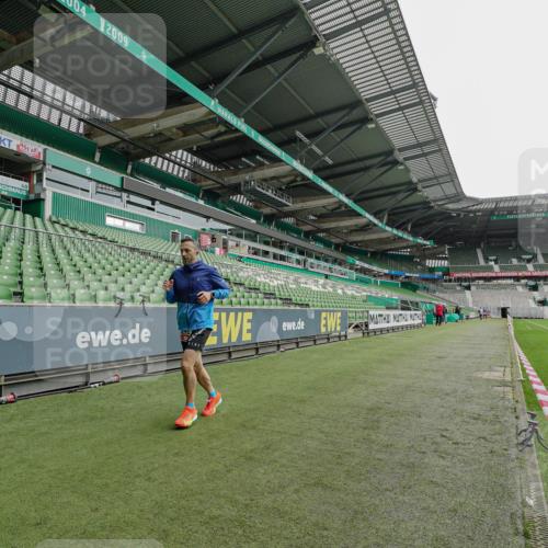 05.10.2025 - 20. swb-Marathon Bremen Michael Burmester http://msf.ph/oto/9228097 05.10.2025 12:26:30 Laufen im Stadion 5, 7, 765, 923, 942, 1155, 1571, 1618, 1643, 1969, 153, 263, 438, 559, 1068, 1077 meine-sportfotos.de