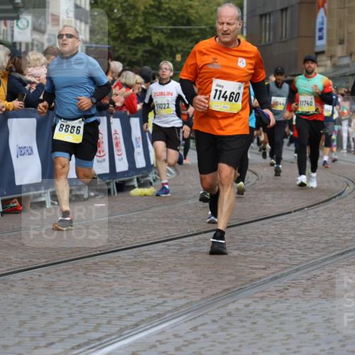 05.10.2025 - 20. swb-Marathon Bremen Strokosch-Dieckow http://msf.ph/oto/9228099 05.10.2025 10:50:21 Ziel 8866, 9740, 10066, 10443, 10537, 10638, 10923, 11022, 11239, 11241, 11254, 11298, 11344, 11460, 11531, 11740 meine-sportfotos.de