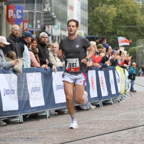 05.10.2025 - 20. swb-Marathon Bremen Strokosch-Dieckow http://msf.ph/oto/9228102 05.10.2025 12:25:48 Ziel 535, 1861 meine-sportfotos.de