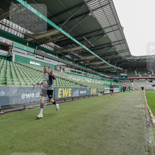 05.10.2025 - 20. swb-Marathon Bremen Michael Burmester http://msf.ph/oto/9228104 05.10.2025 12:26:46 Laufen im Stadion 5, 7, 765, 942, 1155, 1571, 1618, 1700, 1969, 923, 1643 meine-sportfotos.de