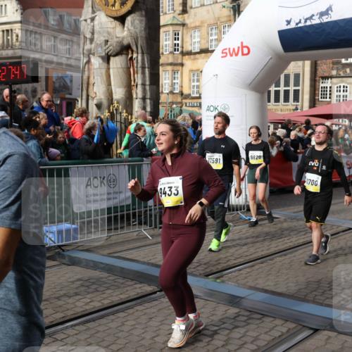 05.10.2025 - 20. swb-Marathon Bremen Yannick Fuchs http://msf.ph/oto/9228109 05.10.2025 10:58:36 Ziel 9433, 9608, 9820, 10055, 10084, 10261, 10408, 10586, 10988, 11181, 11291, 11591, 11700 meine-sportfotos.de