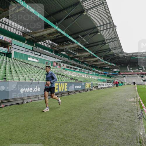 05.10.2025 - 20. swb-Marathon Bremen Michael Burmester http://msf.ph/oto/9228110 05.10.2025 12:26:50 Laufen im Stadion 5, 7, 942, 1155, 1571, 1618, 1700, 1969, 765, 923, 1643 meine-sportfotos.de