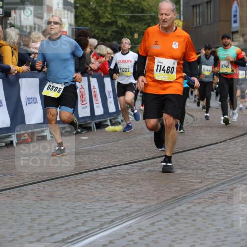 05.10.2025 - 20. swb-Marathon Bremen Strokosch-Dieckow http://msf.ph/oto/9228117 05.10.2025 10:50:21 Ziel 8866, 9740, 10066, 10443, 10537, 10638, 10923, 11022, 11239, 11241, 11254, 11298, 11344, 11460, 11531, 11740 meine-sportfotos.de