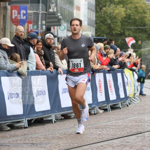 05.10.2025 - 20. swb-Marathon Bremen Strokosch-Dieckow http://msf.ph/oto/9228120 05.10.2025 12:25:48 Ziel 535, 1861 meine-sportfotos.de