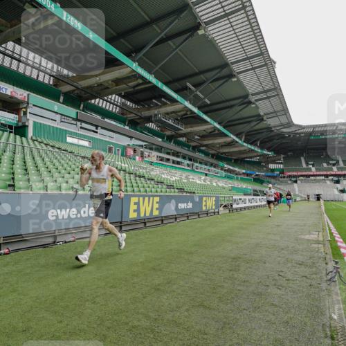 05.10.2025 - 20. swb-Marathon Bremen Michael Burmester http://msf.ph/oto/9228122 05.10.2025 12:27:17 Laufen im Stadion 303, 758, 942, 1571, 1687, 1700, 1969, 2175, 7, 942, 1155 meine-sportfotos.de