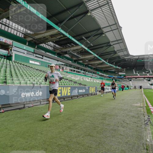 05.10.2025 - 20. swb-Marathon Bremen Michael Burmester http://msf.ph/oto/9228127 05.10.2025 12:27:21 Laufen im Stadion 303, 758, 1571, 1687, 1700, 1969, 2175, 942 meine-sportfotos.de