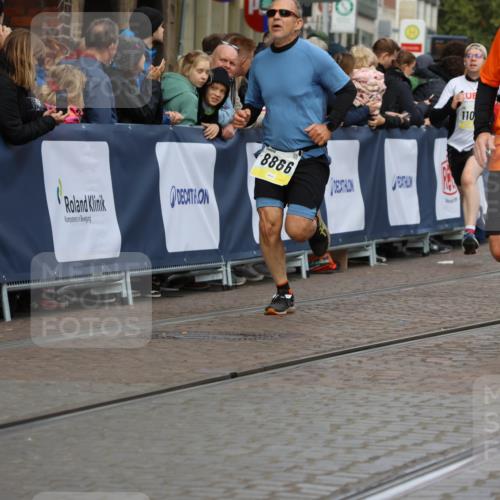05.10.2025 - 20. swb-Marathon Bremen Strokosch-Dieckow http://msf.ph/oto/9228130 05.10.2025 10:50:22 Ziel 8866, 9740, 10066, 10537, 10638, 10923, 11022, 11239, 11241, 11254, 11298, 11344, 11460, 11531, 11660, 11740 meine-sportfotos.de