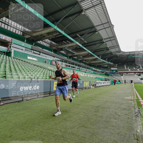 05.10.2025 - 20. swb-Marathon Bremen Michael Burmester http://msf.ph/oto/9228133 05.10.2025 12:27:23 Laufen im Stadion 303, 758, 1334, 1571, 1687, 1700, 1969, 2175, 942 meine-sportfotos.de