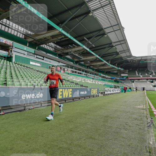 05.10.2025 - 20. swb-Marathon Bremen Michael Burmester http://msf.ph/oto/9228140 05.10.2025 12:27:24 Laufen im Stadion 303, 758, 1334, 1571, 1687, 1700, 1969, 2175, 942 meine-sportfotos.de