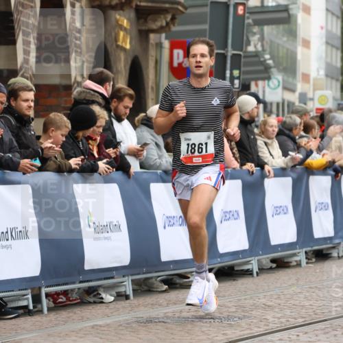 05.10.2025 - 20. swb-Marathon Bremen Strokosch-Dieckow http://msf.ph/oto/9228141 05.10.2025 12:25:49 Ziel 535, 1861 meine-sportfotos.de