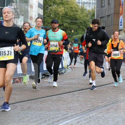 05.10.2025 - 20. swb-Marathon Bremen Strokosch-Dieckow http://msf.ph/oto/9228178 05.10.2025 10:50:25 Ziel 8866, 9337, 9740, 10066, 10199, 10537, 10638, 10923, 11022, 11239, 11241, 11254, 11298, 11344, 11460, 11531, 11660, 11740 meine-sportfotos.de