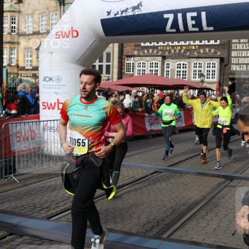 05.10.2025 - 20. swb-Marathon Bremen Yannick Fuchs http://msf.ph/oto/9228179 05.10.2025 10:58:39 Ziel 9433, 9766, 9820, 9913, 10055, 10261, 10285, 10408, 10513, 10988, 11181, 11291, 11591, 11700 meine-sportfotos.de