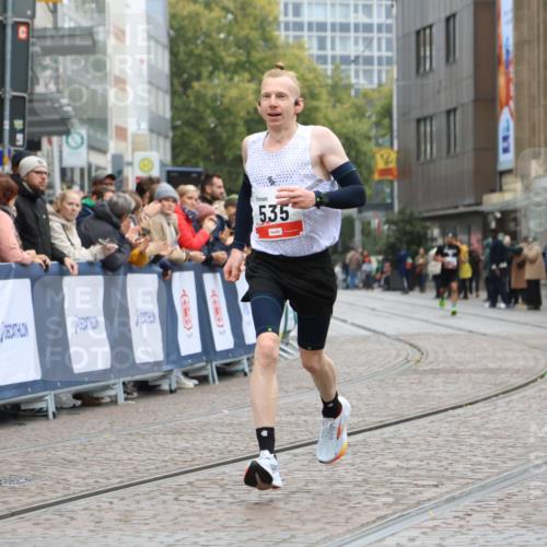 05.10.2025 - 20. swb-Marathon Bremen Strokosch-Dieckow http://msf.ph/oto/9228199 05.10.2025 12:25:53 Ziel 535, 1861 meine-sportfotos.de