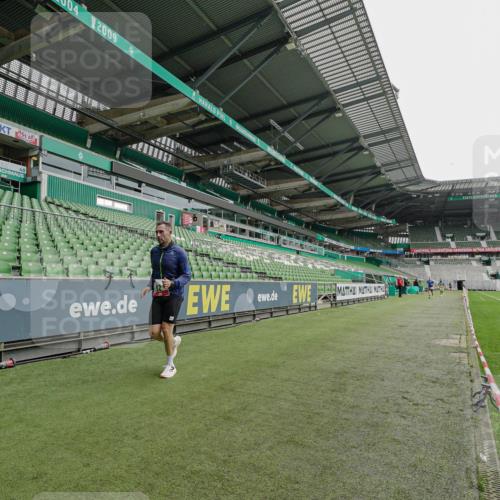 05.10.2025 - 20. swb-Marathon Bremen Michael Burmester http://msf.ph/oto/9228200 05.10.2025 12:28:32 Laufen im Stadion 62, 258, 593, 733, 940, 1249, 1668, 2179, 258, 1303, 1334 meine-sportfotos.de
