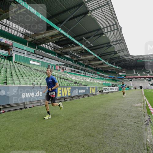 05.10.2025 - 20. swb-Marathon Bremen Michael Burmester http://msf.ph/oto/9228206 05.10.2025 12:28:42 Laufen im Stadion 62, 733, 940, 1249, 1668, 1688, 2179, 258, 593, 1303, 1334 meine-sportfotos.de