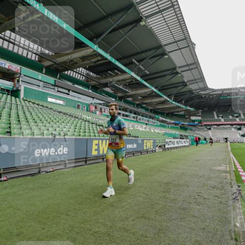 05.10.2025 - 20. swb-Marathon Bremen Michael Burmester http://msf.ph/oto/9228213 05.10.2025 12:28:46 Laufen im Stadion 62, 733, 940, 1249, 1688, 2179, 258, 593, 1249, 1303, 1668 meine-sportfotos.de