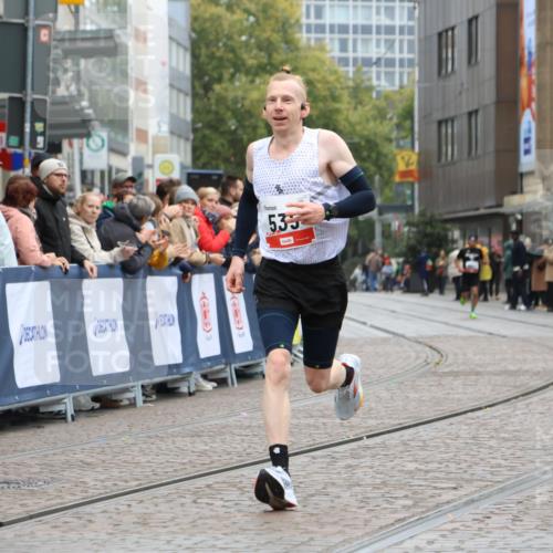 05.10.2025 - 20. swb-Marathon Bremen Strokosch-Dieckow http://msf.ph/oto/9228223 05.10.2025 12:25:54 Ziel 535 meine-sportfotos.de