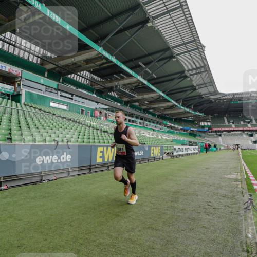 05.10.2025 - 20. swb-Marathon Bremen Michael Burmester http://msf.ph/oto/9228225 05.10.2025 12:28:54 Laufen im Stadion 62, 733, 940, 1688, 2179, 593, 1249, 1668 meine-sportfotos.de